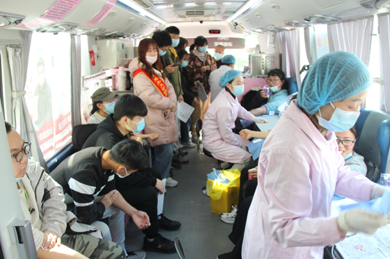 飛揚(yáng)熱血青春  匯集愛心洪流——安康學(xué)院積極開展冬季獻(xiàn)血活動