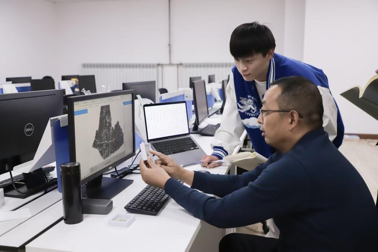 安陽師范學(xué)院甲骨文信息處理教育部重點實驗室，劉永革正在給學(xué)生講甲骨文。受訪者供圖