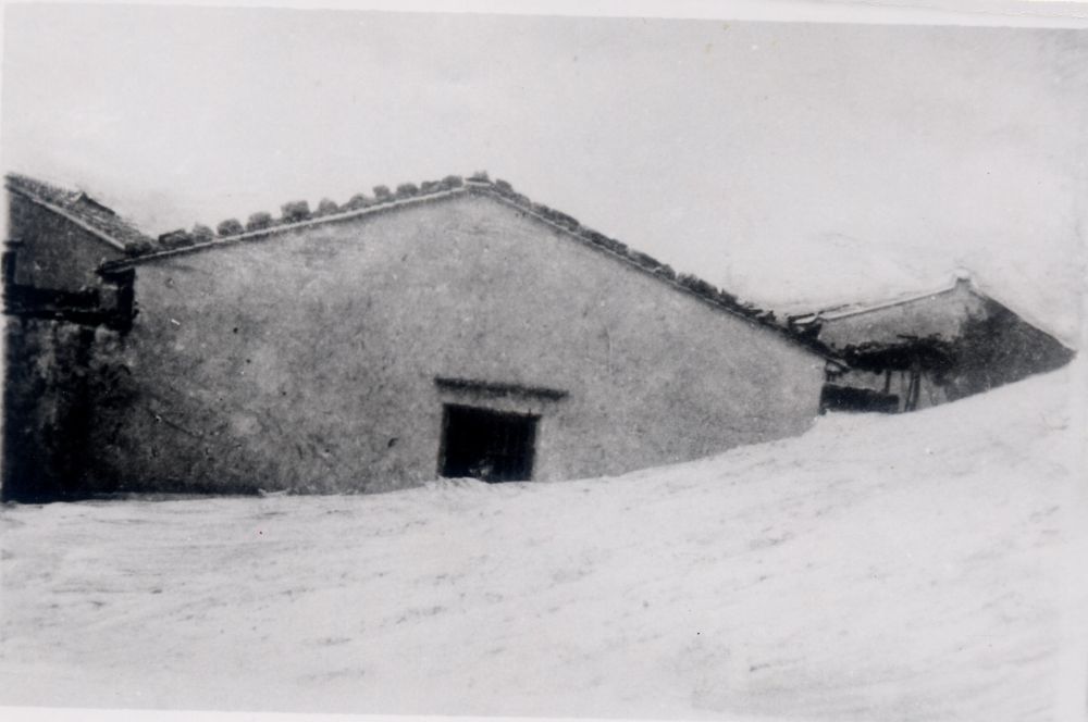 昔日的東山島風(fēng)沙掩埋部分村民村舍（資料照片）。