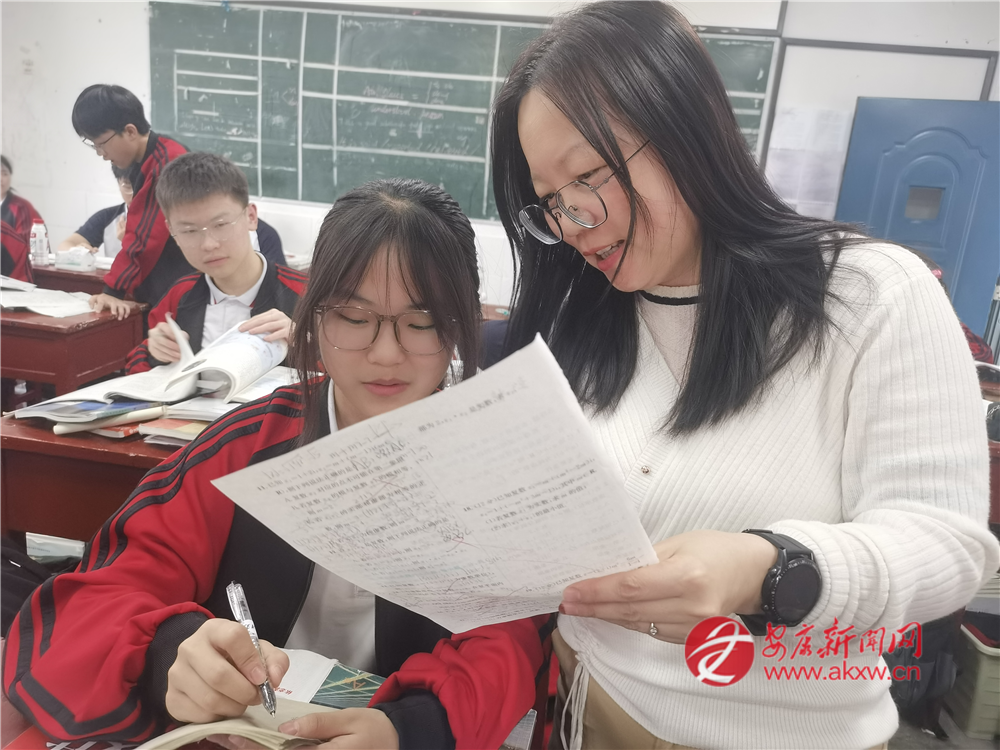 (圖為常州支教老師陳維杰正在為學(xué)生講解數(shù)學(xué)難點(diǎn))