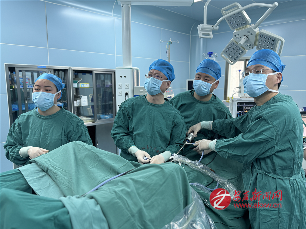(圖為援紫醫(yī)療團(tuán)隊(duì)正在為高齡患者實(shí)施腹腔鏡手術(shù))