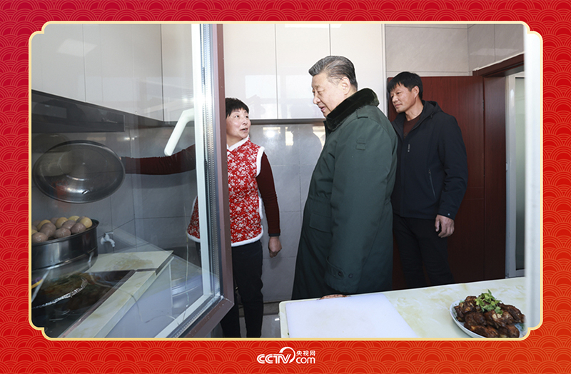 2025年春節(jié)前夕，習(xí)近平總書記在遼寧葫蘆島市綏中縣明水滿族鄉(xiāng)祝家溝村考察時(shí)，走進(jìn)村民朱西存家看望。