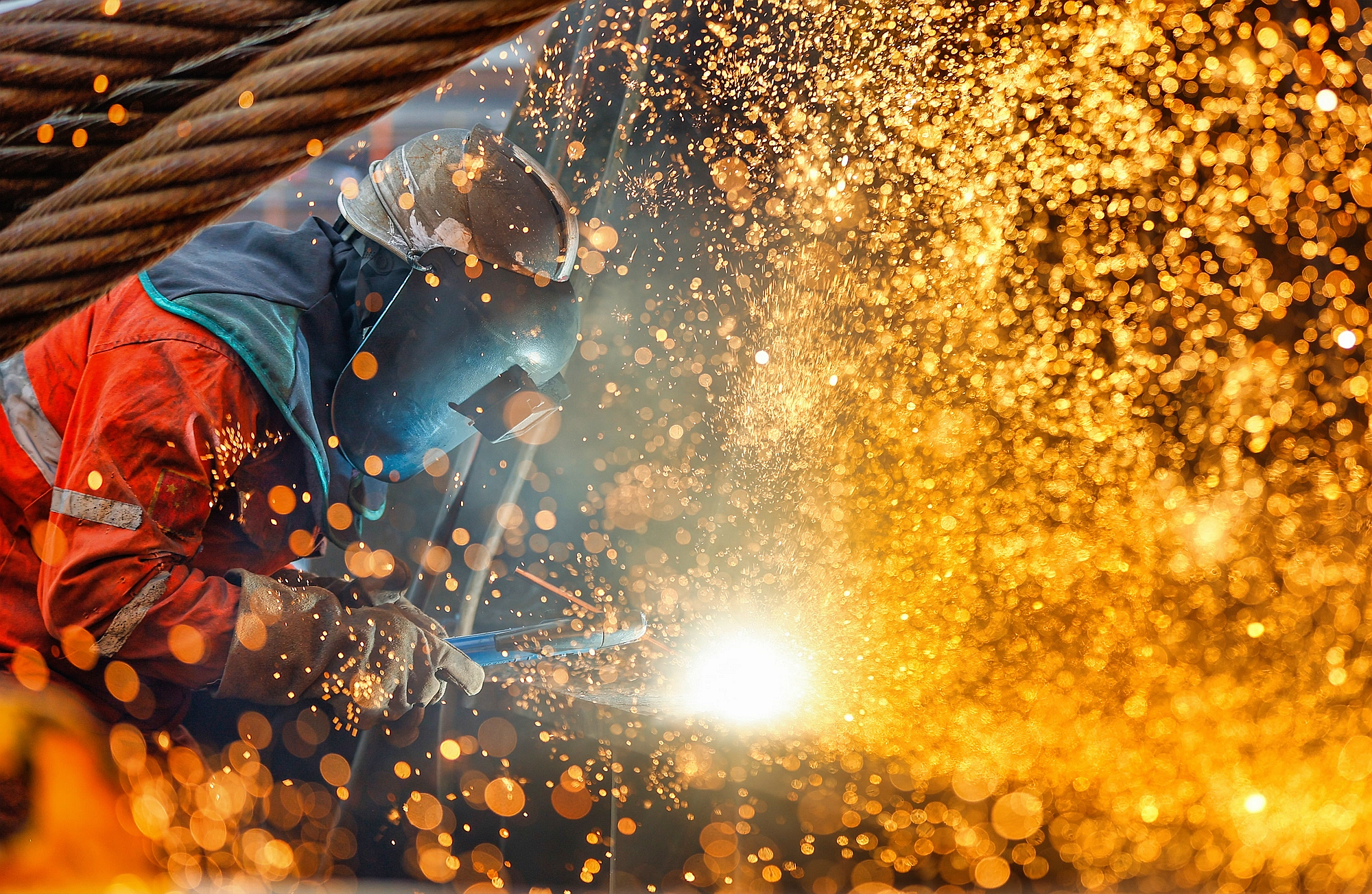 △ 2026年1月29日，在天津市濱海新區(qū)，海上油氣平臺建設工人進行現場施工。