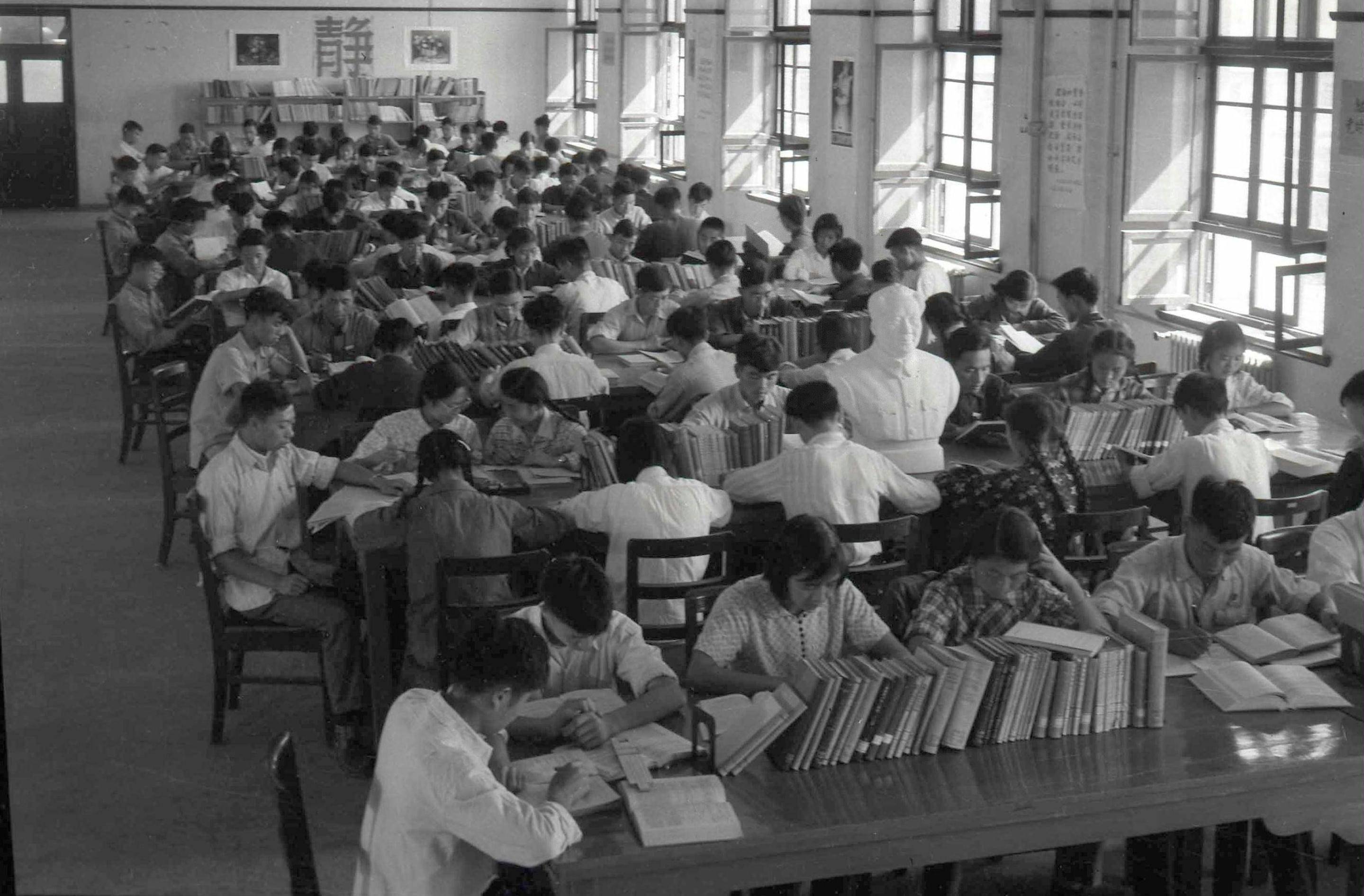 1959年，學生們在西遷后的交大校園圖書館閱覽室內學習（資料照片）。