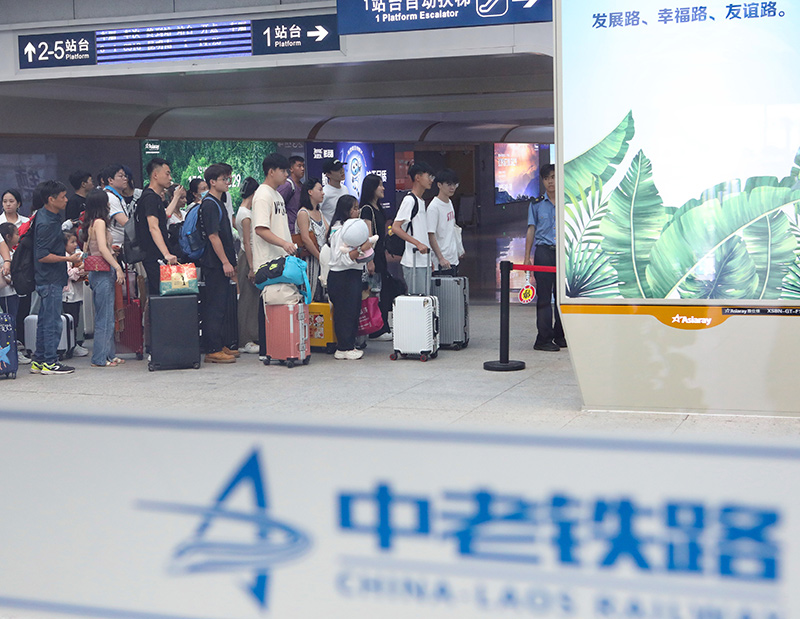 在云南景洪市的中老鐵路西雙版納站，旅客有序進(jìn)入站臺(tái)乘車（2023年10月5日攝）。