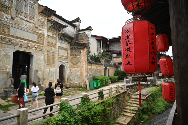 2023年9月5日，游客在福建武夷山下梅村參觀。
